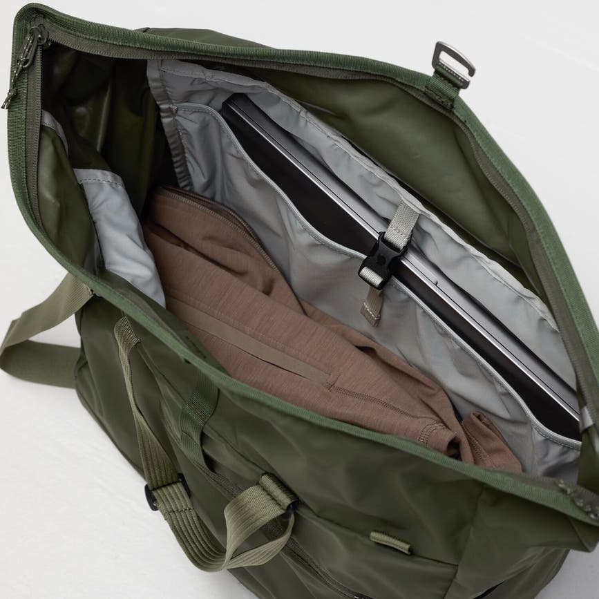 high_coast_tote_30_23200331-623_i_model_0957.jpg
