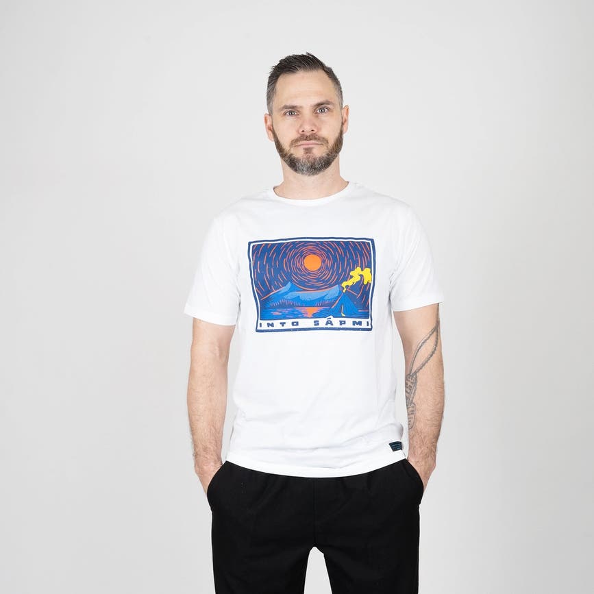 MIDNATTSSOLTSHIRT-WHITE1.webp