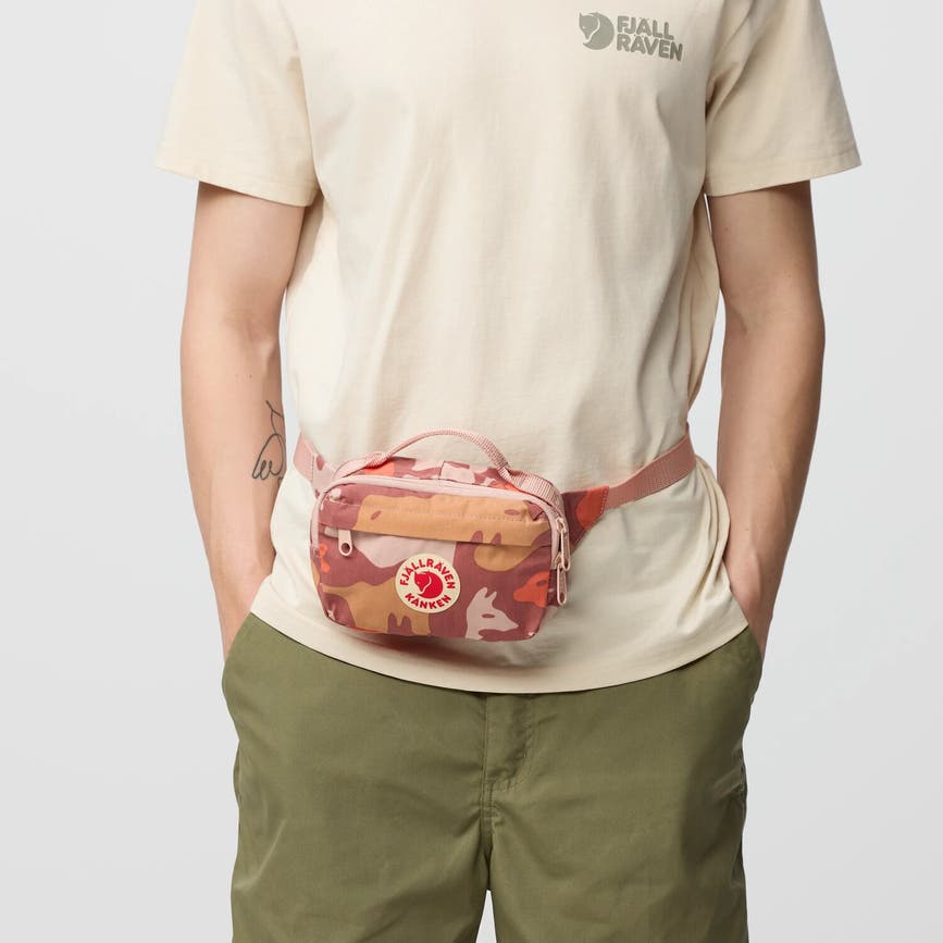 kanken_graphics_hip_pack_23200358-302-986_h_model_2105.jpg