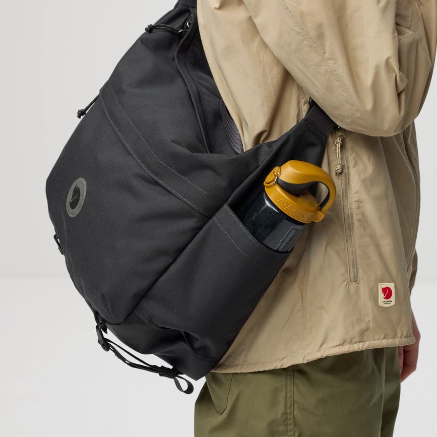 farden_crossbody_23200340-037_h_model_1419.jpg