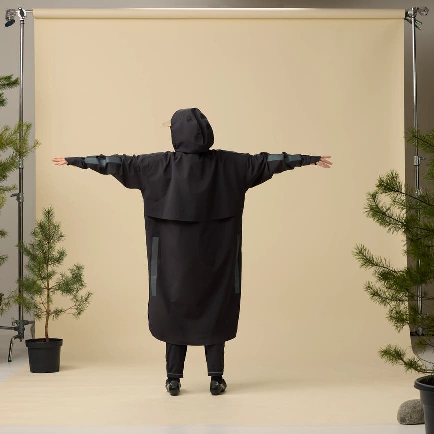 hoja_rain_poncho_13500017-550_f_model_0093.jpg