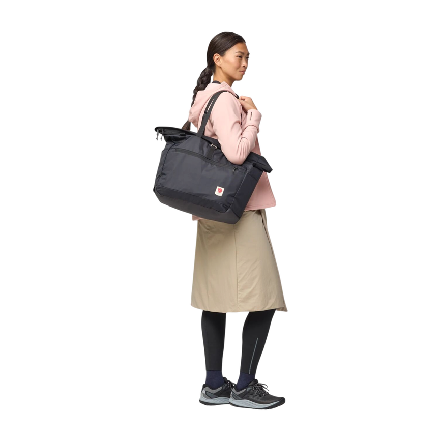 high_coast_tote_30_23200331-550_g_model_1840.png