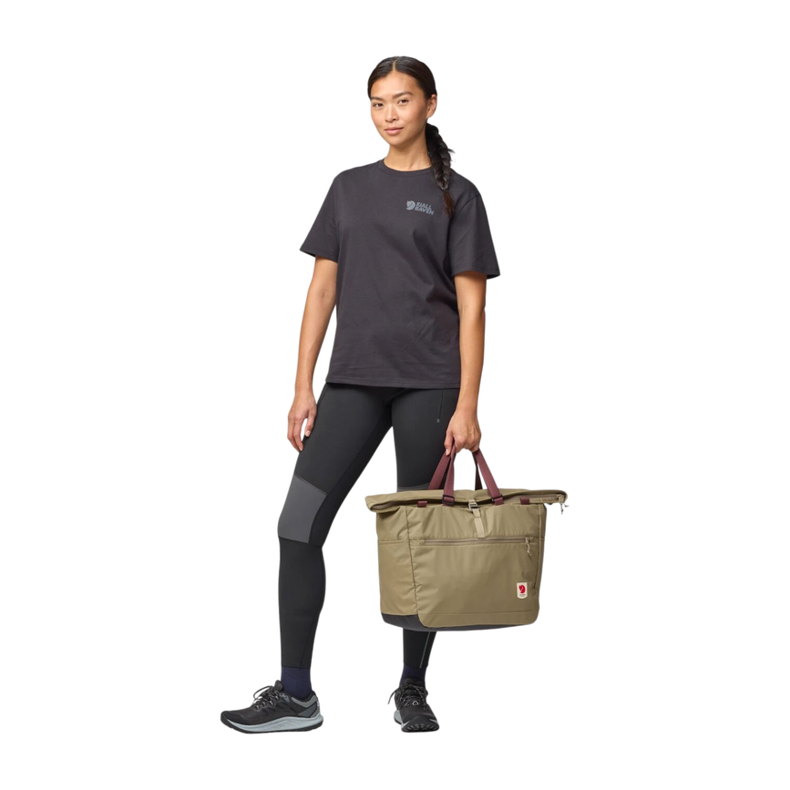 high_coast_tote_30_23200331-221_c_model_1893.png