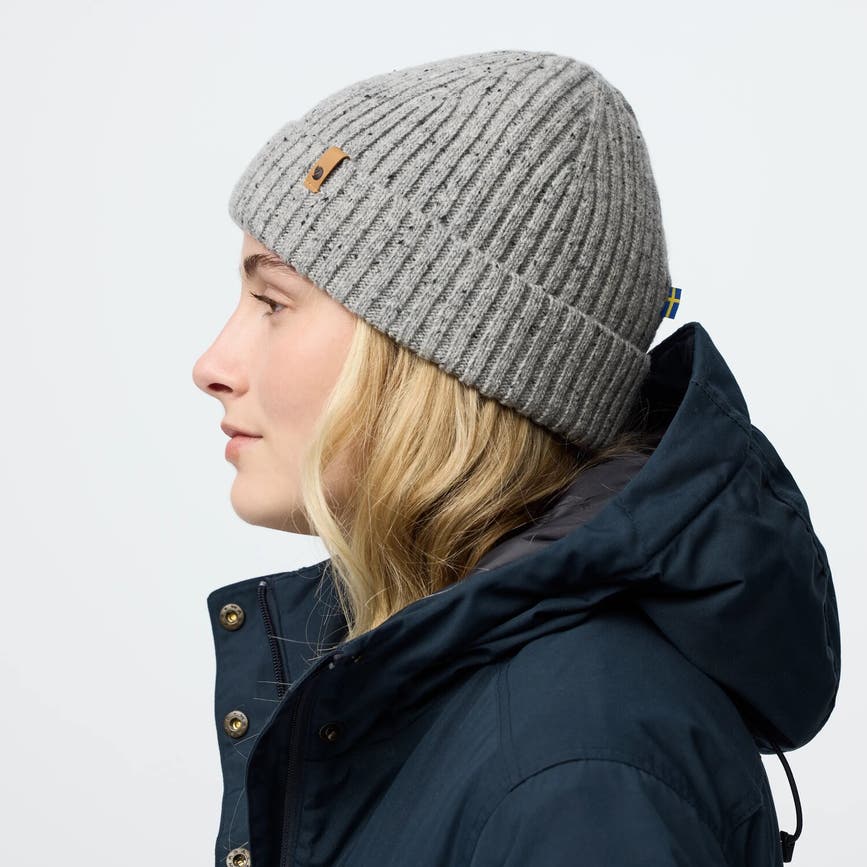 ovik_neps_beanie_13100261-191_e_model_4047.jpg