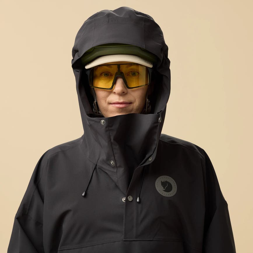 hoja_rain_poncho_13500017-550_i_model_0269.jpg