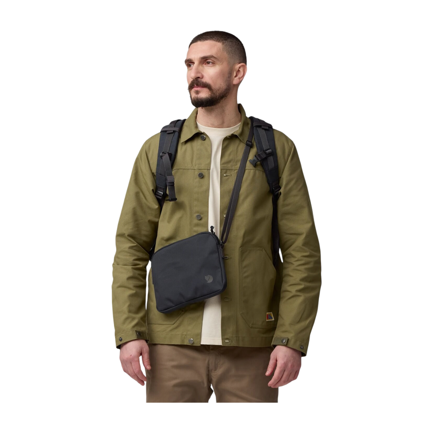 farden_carry-on_pack_23200303-037_g_model_0877.png