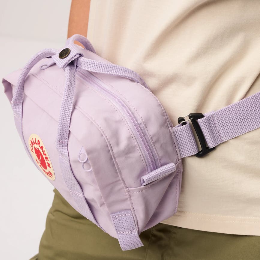 kanken_crossbody_23200395-457_i_model_2785.jpg