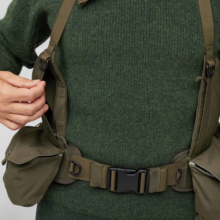 lappland_vest_pack_23200279-633_g_model_fjr.jpg