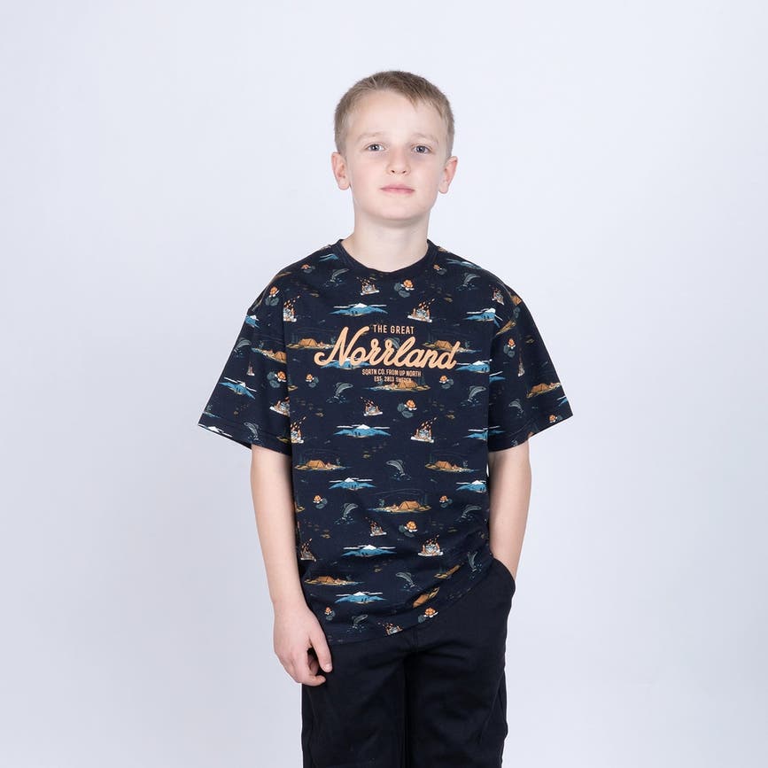 GREATNORRLANDJRTSHIRT-TRAILSBLACK.webp