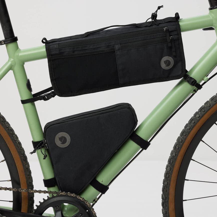 hoja_triangle_frame_bag_23200349-550_j_model_1669.jpg