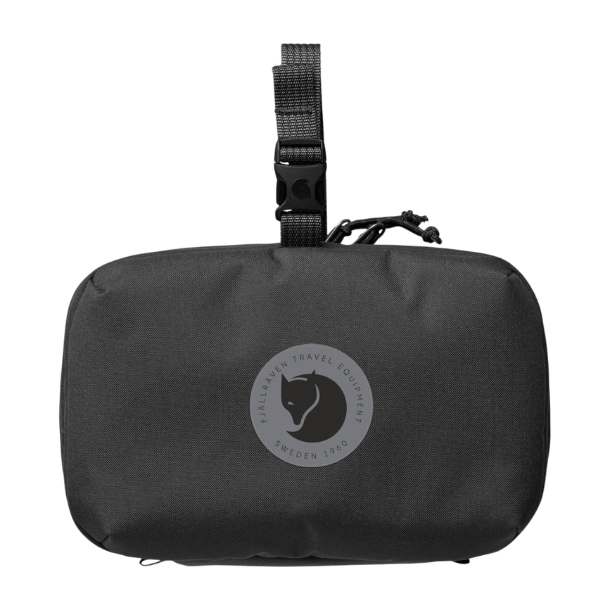 farden_necessity_bag_23100160-037_c_model_fjr.png