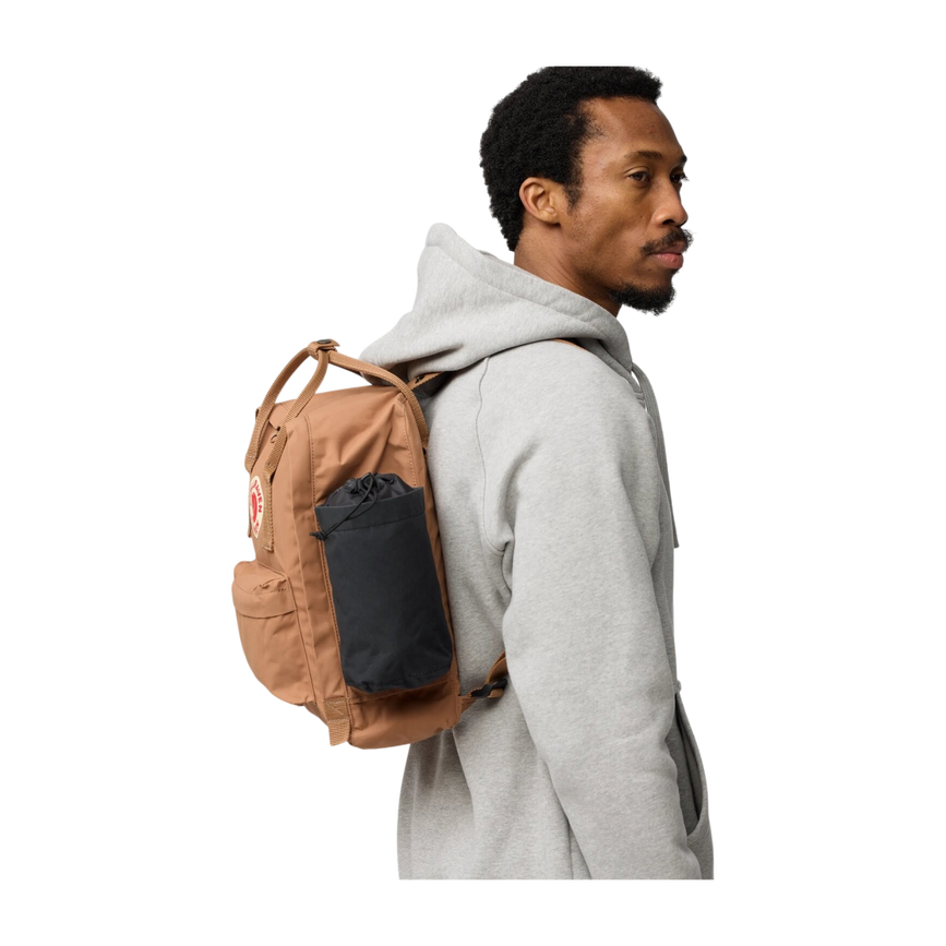 kanken_bottle_pocket_23793-550_e_model_0636.png