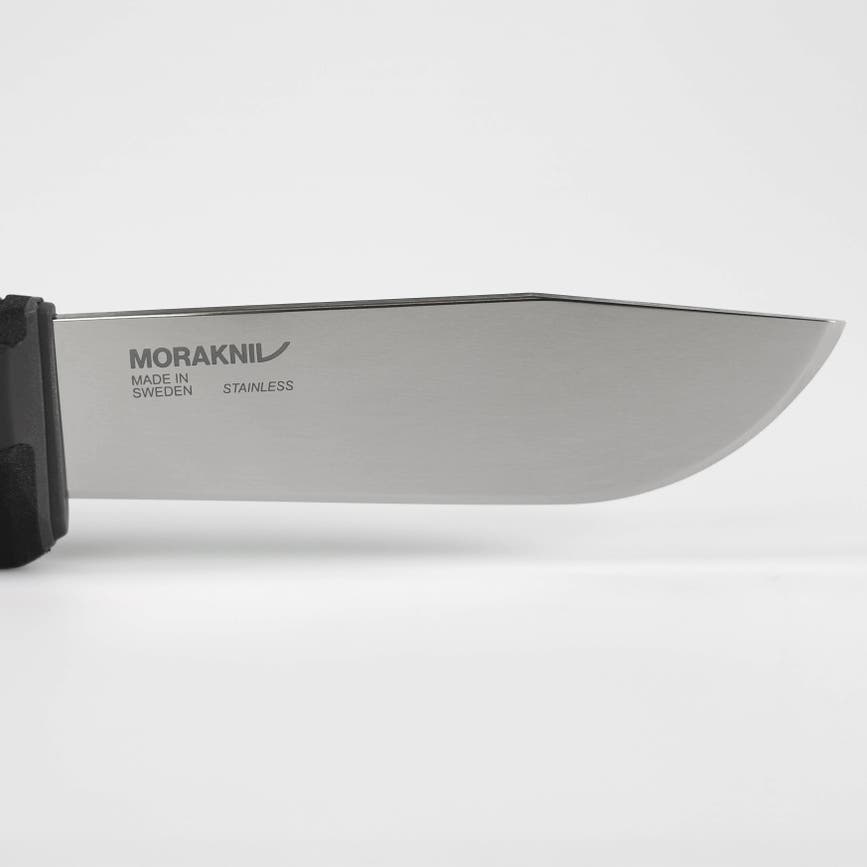 amberg_fullflat_blackskies_blade.jpg