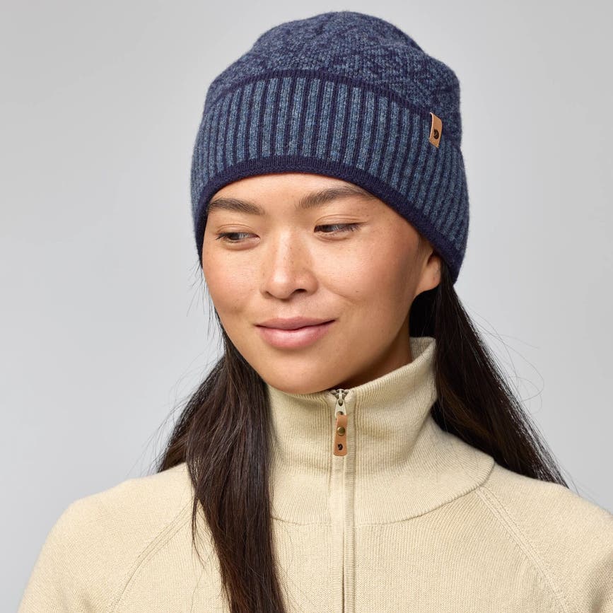 snow_beanie_13100232-555_g_model_1347.jpg