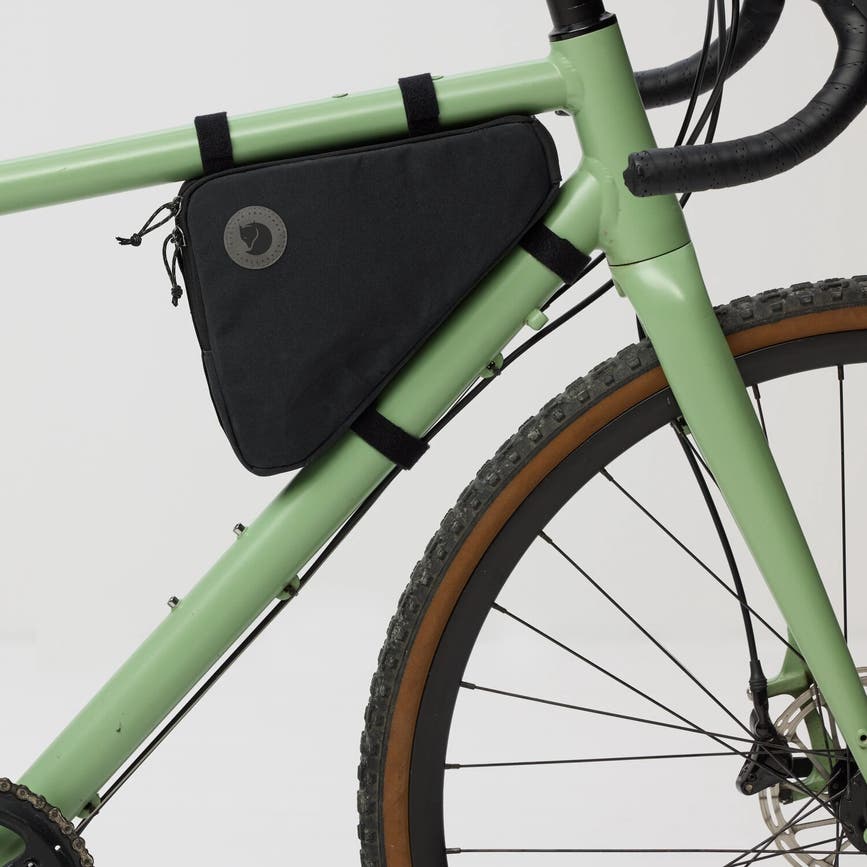 hoja_triangle_frame_bag_23200349-550_h_model_1664.jpg