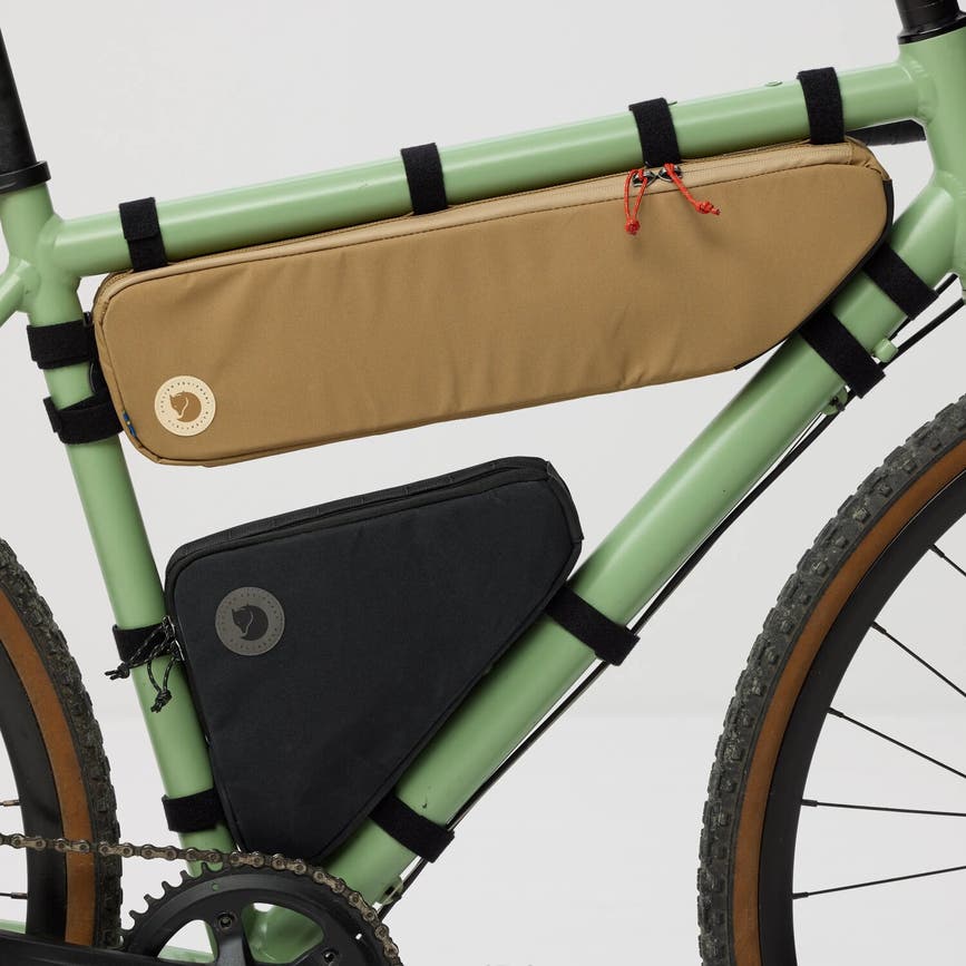 hoja_triangle_frame_bag_23200349-550_k_model_1668.jpg