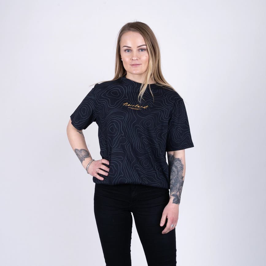SIGNATURETSHIRT-TOPOGRAFIBLACK1.webp