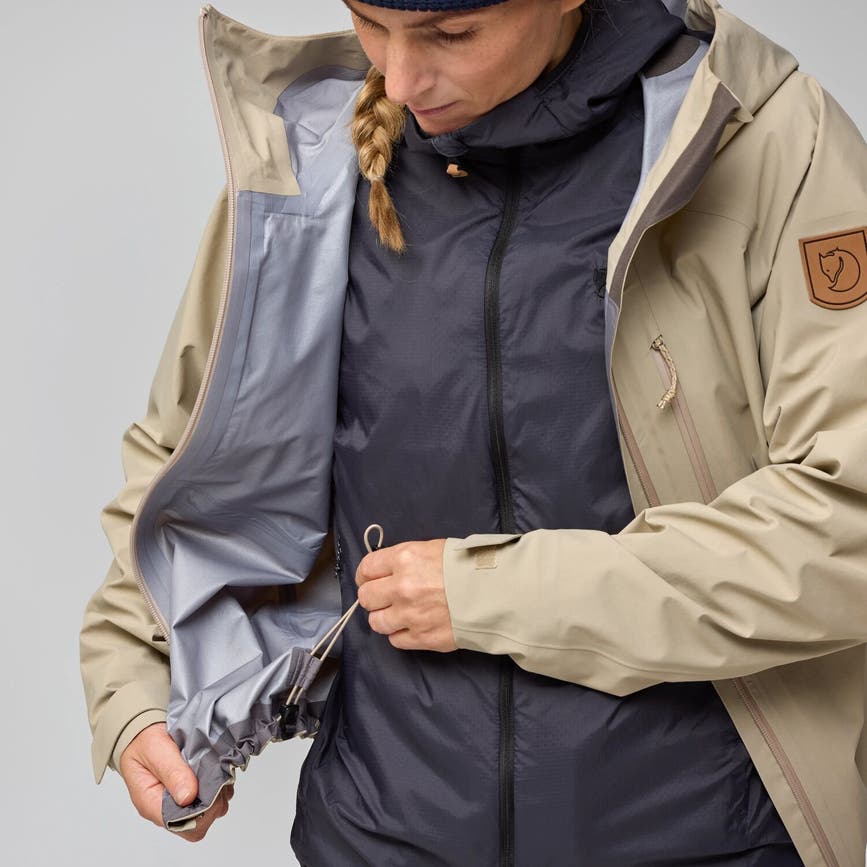 keb_gtx_jacket_w_14500177-118_m_model_0260.jpg