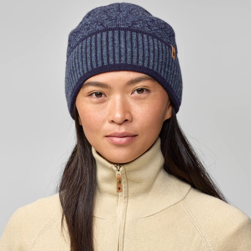 snow_beanie_13100232-555_c_model_1331.jpg