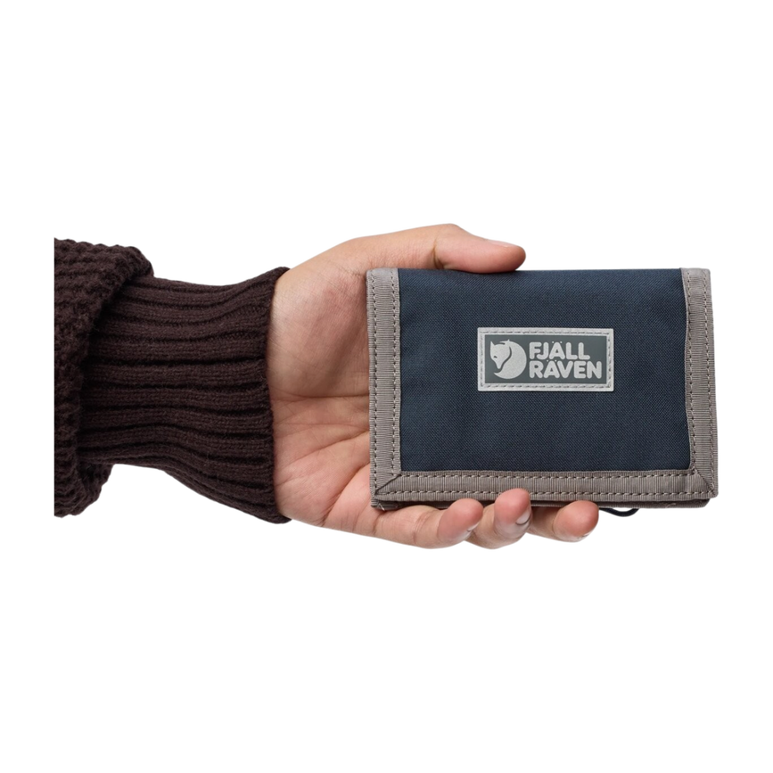 vardag_wallet_23100202-560_c_model_0355.png