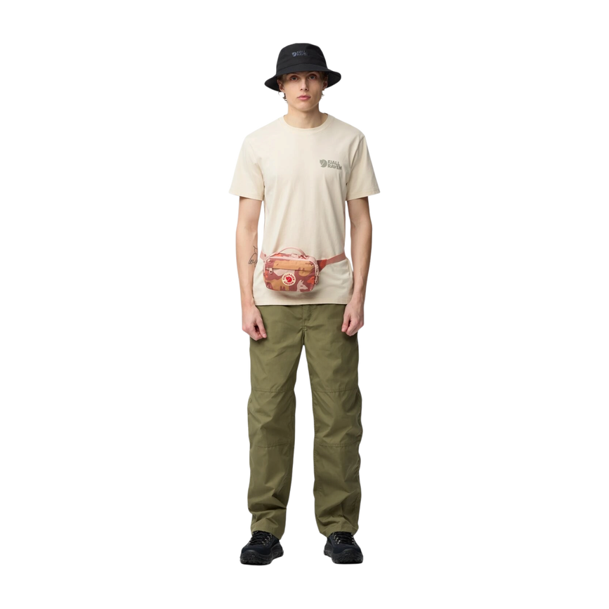 kanken_graphics_hip_pack_23200358-302-986_f_model_2079.png
