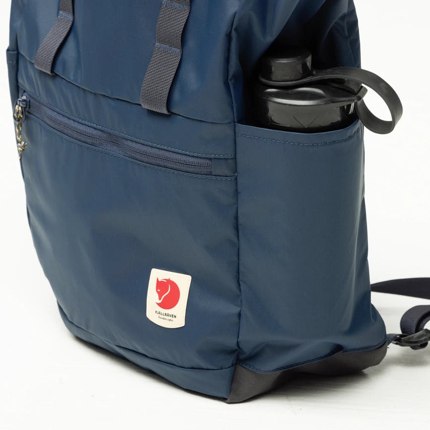 high_coast_totepack_23225-560_i_model_2452.jpg