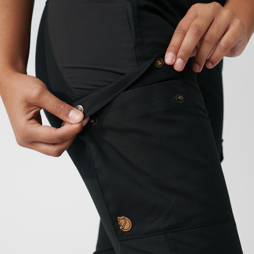 stina_trousers_w_84775-550_i_detail_fjr.jpg
