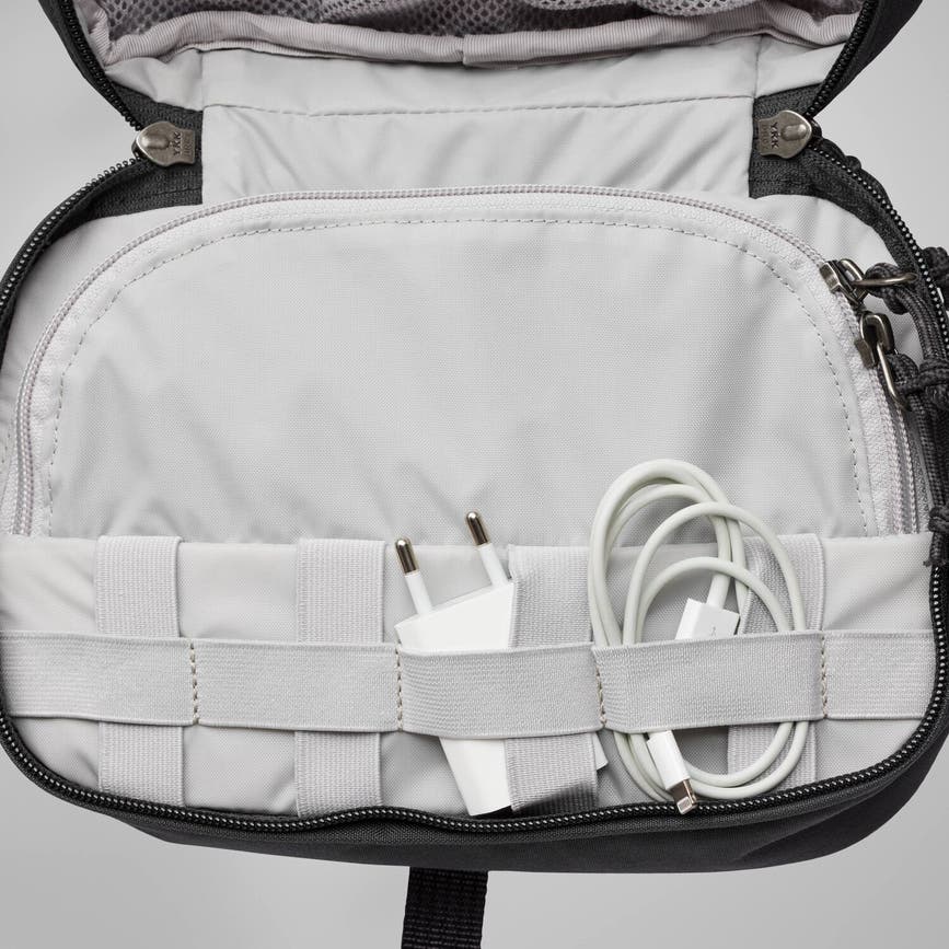 farden_necessity_bag_23100160-037_f_model_fjr.jpg