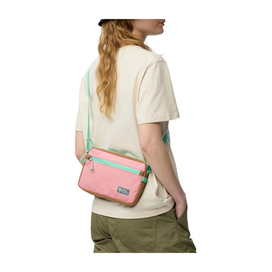 vardag_pocket_large_23200339-354-228_f_model_2273.png