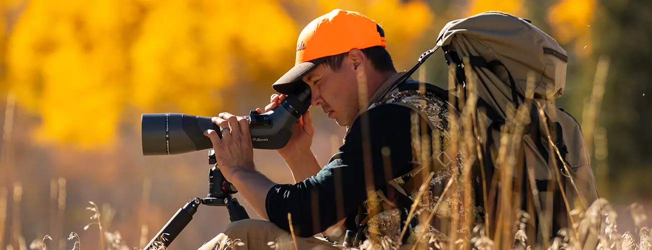 container_max_cropped-public-content-images-2024-01-burris_signature_hd_spotting_scope_man_glassing_.webp.png