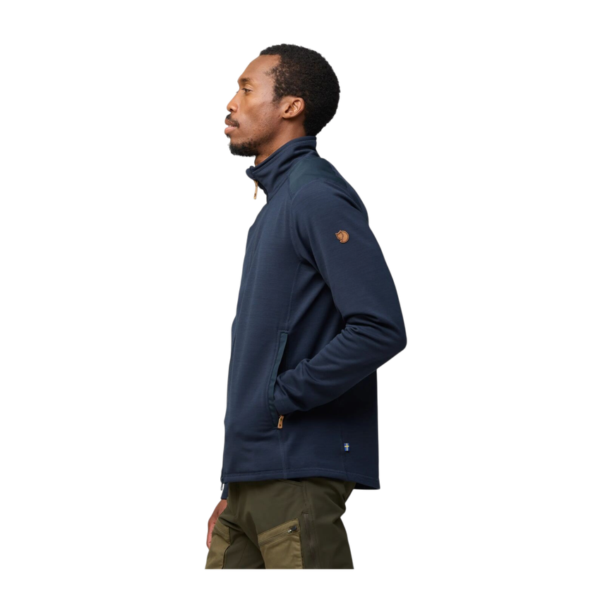 keb_fleece_m_12600302-555_f_model_1702.png