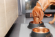 prod1000-mage_dog_benordic-vizsla-denny-frisst-kueche-2.png
