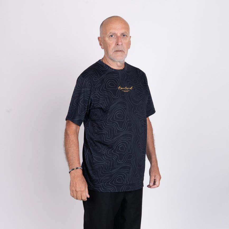 SIGNATURETSHIRT-TOPOGRAFIBLACK.webp