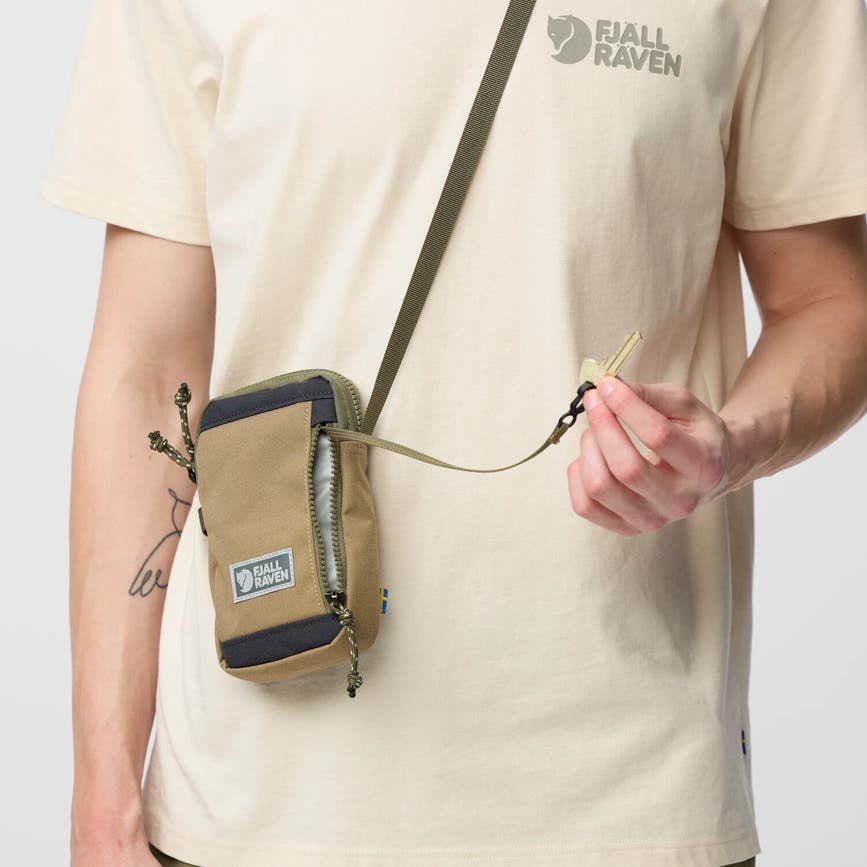 vardag_pocket_small_23200338-620-221_h_model_2045.jpg