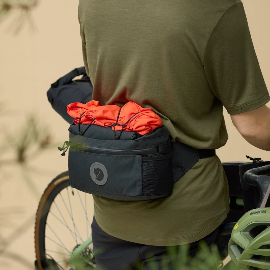 hoja_expandable_hip_pack_23200315-550_c_model_1182.jpg