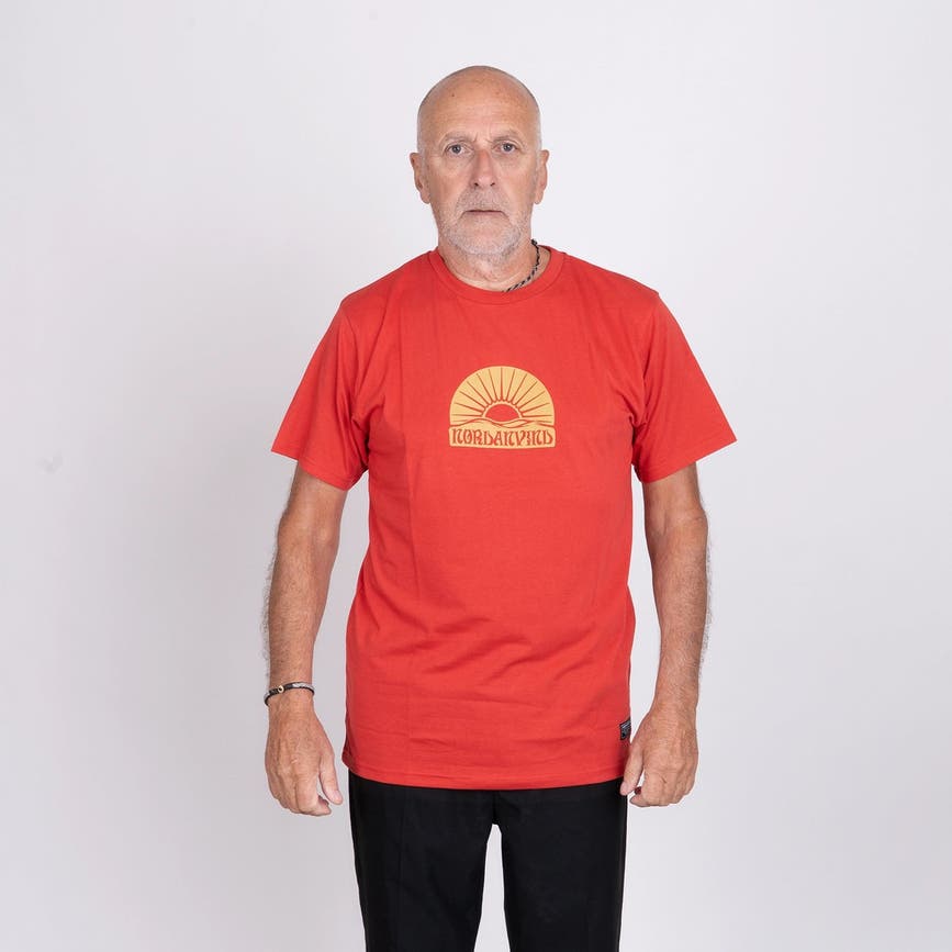 NORDANEMBLEMTSHIRT-RODPANEL.webp