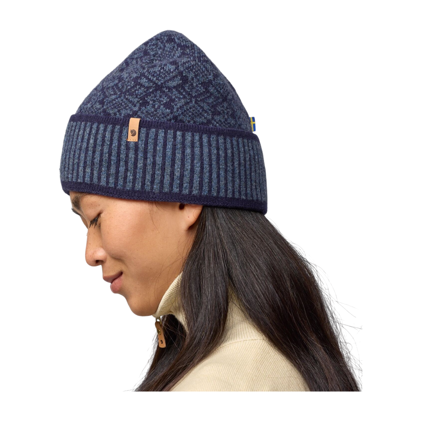 snow_beanie_13100232-555_e_model_1360.png