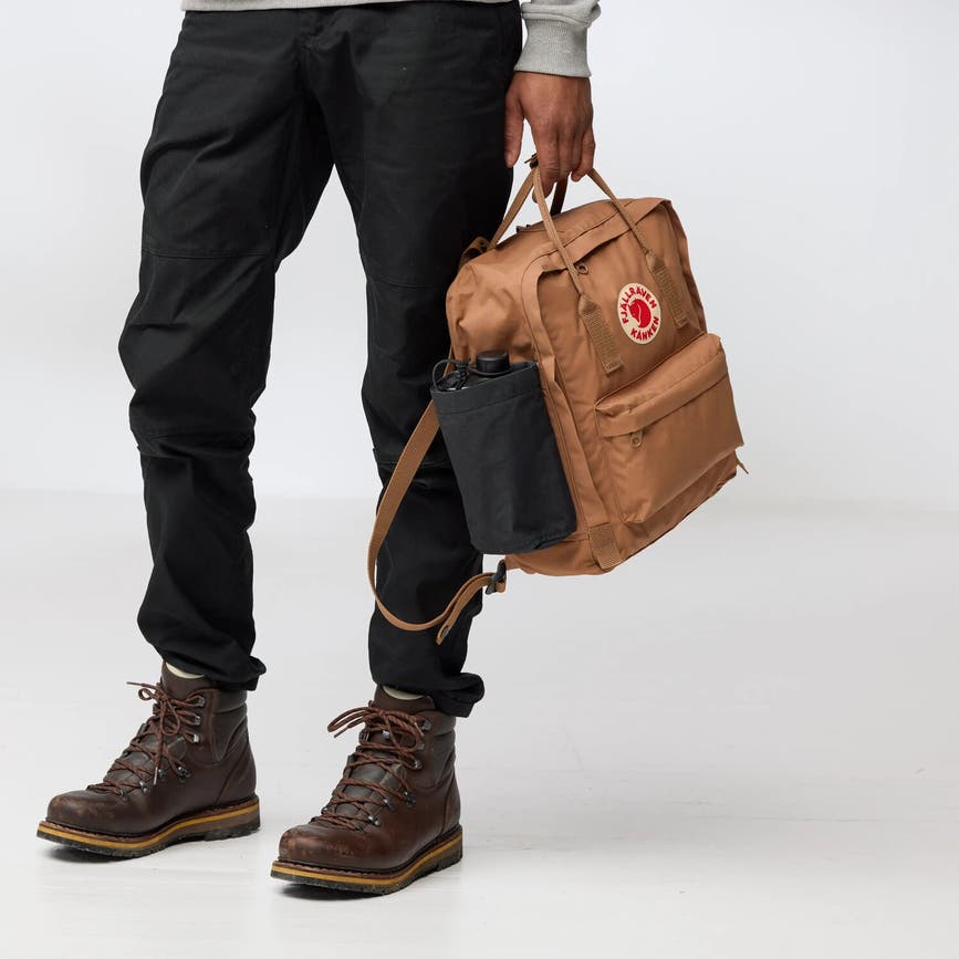 kanken_bottle_pocket_23793-550_c_model_0683.jpg